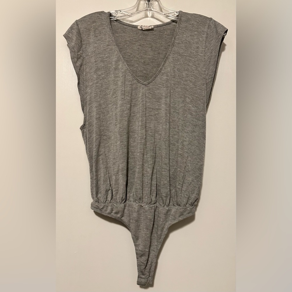 Free People intimately gray vneck tee shirt bodysuit capped sleeve size S - Picture 1 of 8